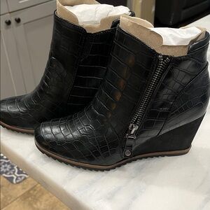 Naturalizer Black Wedge Crocodile-Embossed Ankle Booties